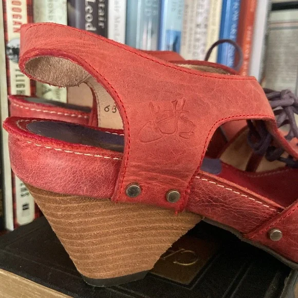 John Fluevog Shoes Low Rule Joni Sandal in Red with Purple Laces Women's Size 7 - Picture 8 of 14